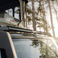 Barra LED sobre techo frente al parabrisas