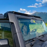 Barra LED sobre techo frente al parabrisas