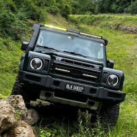 Barra LED sobre techo frente al parabrisas