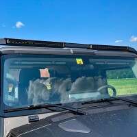 Barra LED sobre techo frente al parabrisas