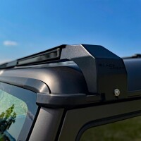 Barra LED sobre techo frente al parabrisas